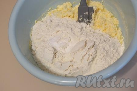 Всыпьте 2/3 указанной муки, перемешайте лопаткой.