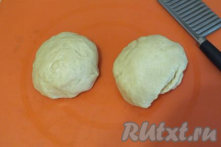 Разделите тесто на 2 части.