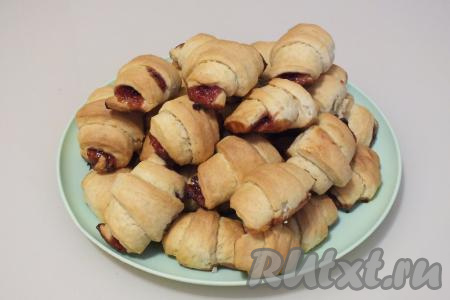 Достаньте из духовки противень, а минут через 5-10 минут переложите рогалики на тарелку. Подавать их можно и тёплыми, и полностью охлаждёнными