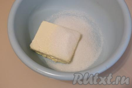 Мягкое масло (или маргарин) выложите в миску, добавьте сахар.