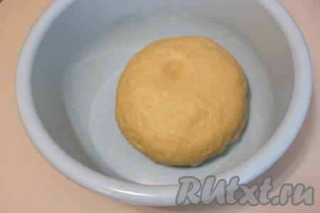 Постепенно тесто соберётся в комок. Муки может уйти чуть больше или меньше, но тесто должно получиться мягким, не липнущим к рукам. Если на него надавить пальцем, то выемка будет медленно восстанавливаться. Такое песочное тесто готово к разделке.