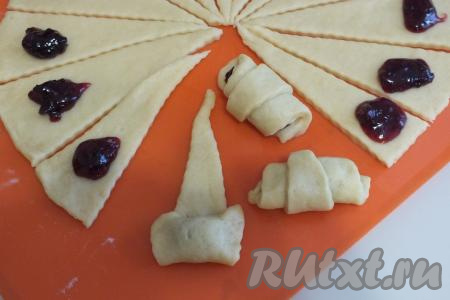 Каждый сектор, начиная с широкого края, сверните в рогалик (для формирования рогалика прикройте широкой частью сектора начинку, слегка прижмите края и скрутите тесто).