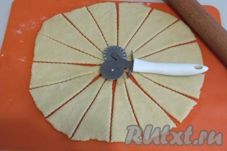 На припылённой мукой поверхности каждую часть теста раскатайте в круг толщиной 0,5 см. Каждый круг разрежьте на 16 (или 8) секторов. Мне нравятся маленькие рогалики, поэтому я разрезала на 16 секторов.