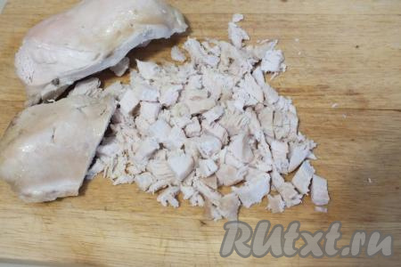 Остывшее куриное мясо&nbsp;нарежьте на небольшие кубики размером, примерно, 0,5 см на 0,5 см.