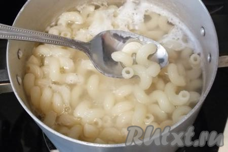 Макароны выложите в кипящую подсоленную воду, добавьте 2 столовые ложки растительного масла, дайте закипеть, а затем варите до готовности на небольшом огне в соответствии с инструкцией на упаковке (обычно на варку требуется 7-10 минут). Следите, чтобы макаронные изделия не переварились. Готовые макароны откиньте на дуршлаг и дайте стечь жидкости.