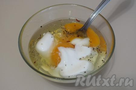 Сделайте заливку для запеканки, для этого сырые яйца, сметану, соль и специи хорошо перемешайте с помощью вилки.