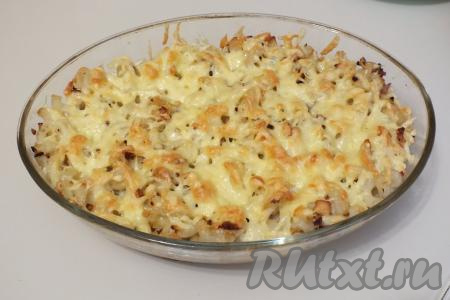 Готовую&nbsp;запеканку&nbsp;из макарон с курицей и сыром&nbsp;достаньте из духовки и сразу же подавайте на стол, разложив порционно.