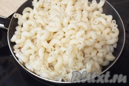 Затем добавьте в сковороду варёные макароны, хорошо перемешайте и прогрейте в течение 2 минут, помешивая.