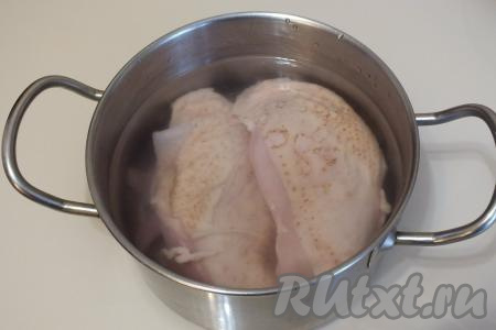 Куриное филе вымойте, переложите в кастрюлю, залейте, примерно, 600 мл&nbsp;холодной воды, поставьте на огонь и после закипания, убрав пену, отварите на небольшом огне в течение 30 минут (до готовности).