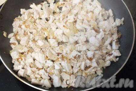 Выложите нарезанное мясо к обжаренному луку, перемешайте и обжаривайте вместе&nbsp;в течение 2 минут.