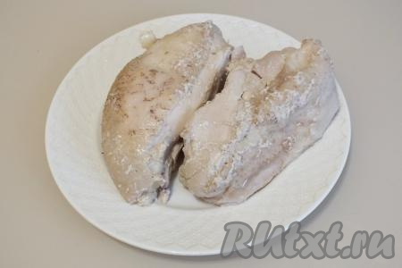 Отваренное куриное филе переложите на тарелку и охладите, если есть кожа, удалите её.