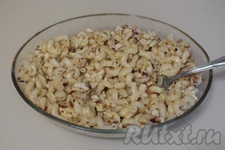 Переложите макароны с мясом и луком&nbsp;в жаропрочную форму, залейте заливкой, аккуратно перемешайте вилкой, чтобы заливка равномерно распределилась.