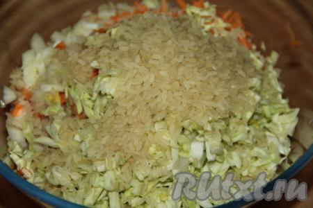 Сюда же всыпать сухой рис (я использовала пропаренный рис).