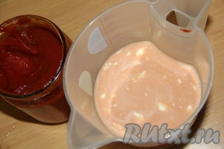 Приготовить томатно-сметанный соус, для этого соединить сметану, воду и томатную пасту, перемешать венчиком.
