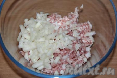 Луковицу очистить от шелухи, после этого мелко нарезать и добавить к фаршу.
