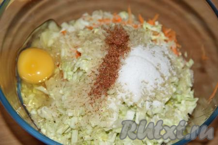 Добавить яйцо, соль и специи.