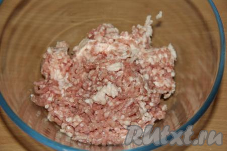 Я приготовила фарш из свинины, пропустив кусочки мяса через мясорубку.