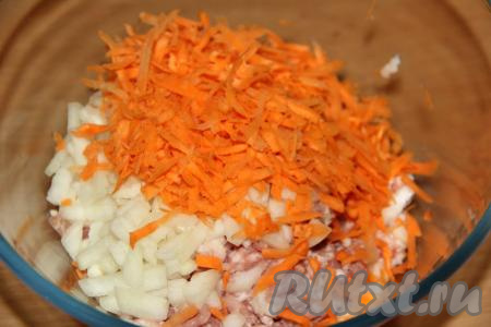 Морковь почистить и натереть на тёрке, добавить к фаршу с луком.