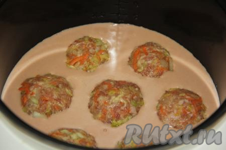 Томатно-сметанный соус влить в чашу с ленивыми голубцами и, закрыв крышку мультиварки, установить режим "Тушение" на 1 час.