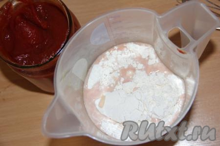 Затем в получившийся соус всыпать муку и немного посолить.