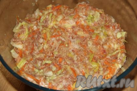 Хорошо вымесить фарш с овощами и рисом. Масса для формирования ленивых голубцов готова.