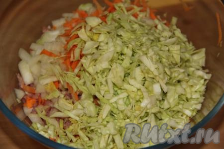 Капусту нарезать на небольшие кусочки и добавить к фаршу с морковкой и луком.