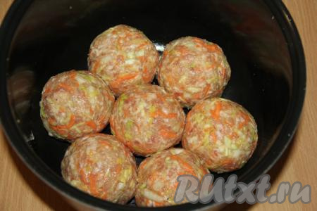 Из полученной массы сформировать 7 шариков (ленивых голубцов), примерно, по 150 грамм каждый. Выложить голубцы в чашу мультиварки.