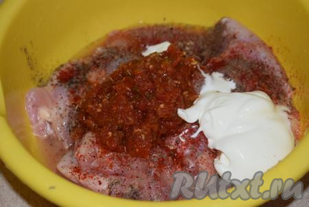 Добавляем сметану и тщательно перемешиваем мясо.