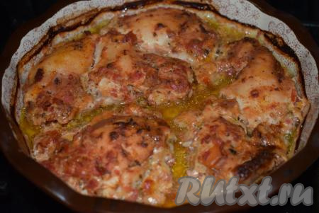 Запекаем бескостные куриные бёдра в духовке при температуре 200 градусов в течение, примерно, 1 часа. Время запекания корректируйте, так как оно будет зависеть от того, как плотно вы уложили куриные кусочки и, конечно же, от вашей духовки.