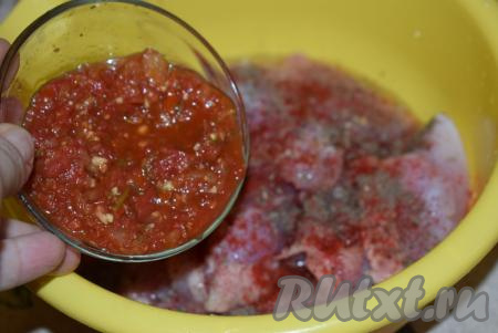 Кладём аджику. Я&nbsp;использовала домашнюю аджику, у неё средняя острота,&nbsp;если используете магазинную или сильно острую аджику, то её&nbsp;можно развести томатной пастой (или томатным соусом) в соотношении 1:1.