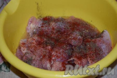 Добавляем в миску к бёдрам соль, перец, паприку и любимые вами специи к мясу.