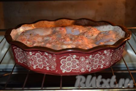 Ставим форму в холодную духовку (чтобы керамическая форма не лопнула), если вы запекаете в металлической форме, то можете предварительно разогреть духовку.