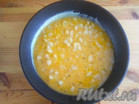 Вылить яично-молочную смесь вместе с цветной капустой. Сковороду накрыть крышкой и готовить омлет 1-2 минуты на сильном огне. После&nbsp;огонь уменьшить до минимального и продолжать готовить в течение 15 минут.