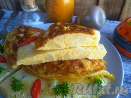 У омлета с цветной капустой пышная, интересная структура, приятный овощной вкус, подчёркнутый ароматными специями.