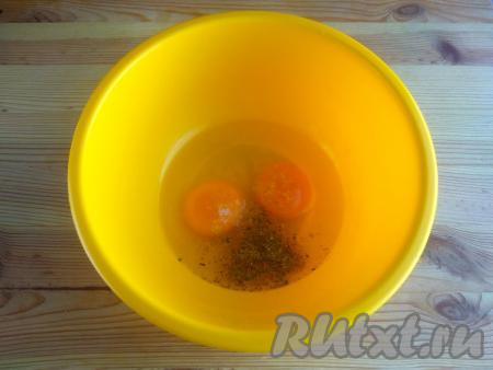 Яйца разбить в миску, добавить соль по вкусу и, по желанию, смесь специй для омлета.