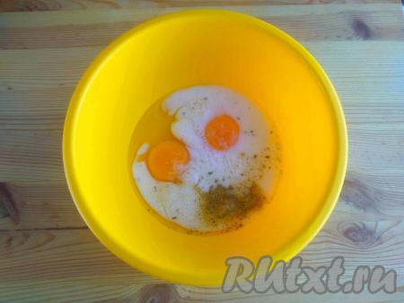 Влить молоко комнатной температуры, перемешать яично-молочную смесь венчиком до однородности (не взбивать).