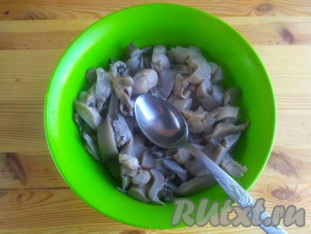 По истечении времени отвар из кастрюли слить, вешенки полностью остудить. Выложить грибы к моркови, добавить уксус, перемешать.