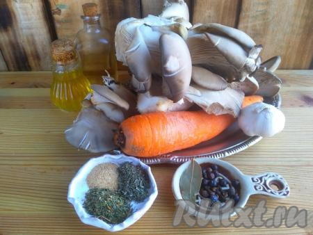 Подготовить ингредиенты для приготовления вешенок с морковью по-корейски.