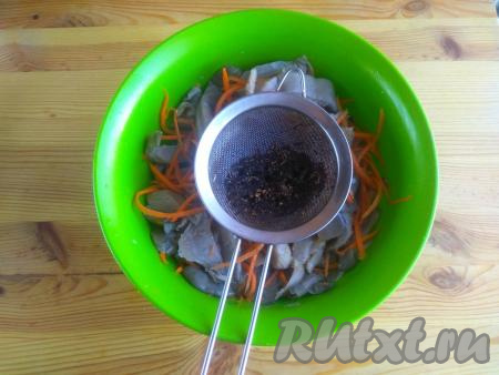 Горячее ароматное масло вылить через частое сито прямо на чеснок. Перемешать закуску и оставить для маринования на 2-3 часа в холодильнике под крышкой.