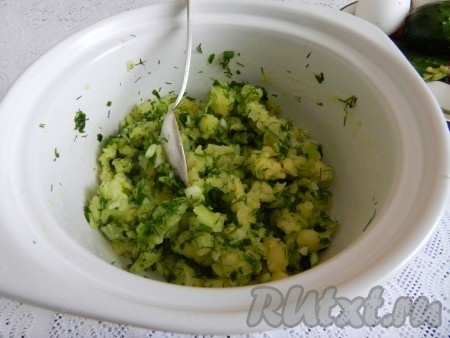 Картофель натереть на терке, перемешать с зеленью.