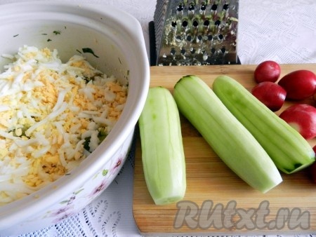 Так же поступить с огурцами и редиской.