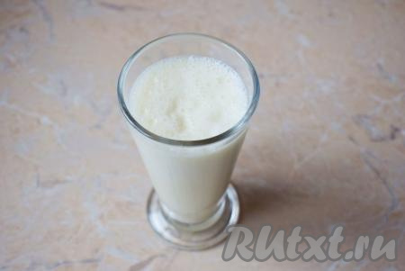 Готовый бананово-молочный коктейль разлейте в высокие стаканы и подавайте к столу.