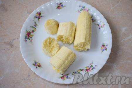 Банан очистите от кожуры и поломайте на кусочки. Выбирайте наиболее спелый и жёлтый банан - он будет вкуснее и слаще.