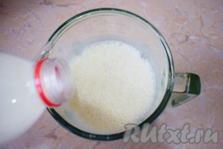 Затем влейте оставшееся молоко и ещё раз хорошо взбейте на максимальной мощности блендера (до появления пены).&nbsp;