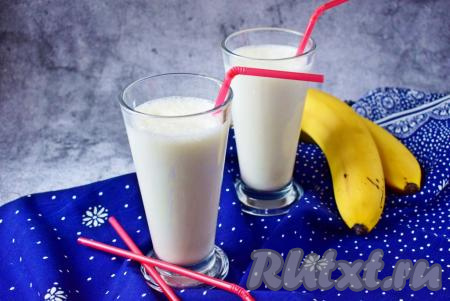 Бананово-молочный коктейль с мороженым в блендере 