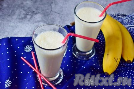 Бананово-молочный коктейль, приготовленный в блендере с добавлением мороженого, получается очень вкусным, сытным и ароматным.