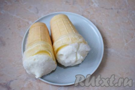 Для приготовления коктейля можно использовать мороженое развесное или в стаканчиках (будет достаточно 2-х стаканчиков). Извлеките мороженое и переложите его в стационарный блендер.