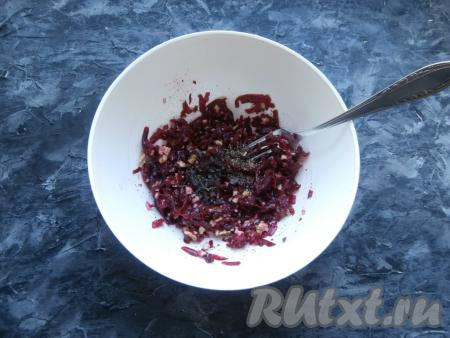 Добавить пропущенный через пресс чеснок, салат перемешать. Влить подсолнечное масло, добавить соль, сушёный базилик и хмели-сунели.