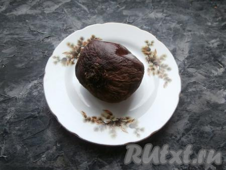 Свеклу отварить в кожуре в кипящей воде до готовности (для этого понадобится минут 50).