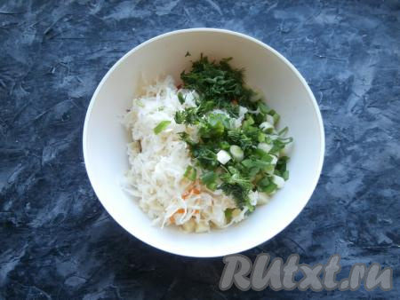 Затем&nbsp;добавить в миску квашеную&nbsp;капусту, измельчённый зелёный лук (если нет зелёного лука, можно мелко нарезать очищенный репчатый лук) и укроп.